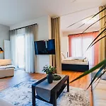 Prázdninová Rezidence - 2 Ložnice, 2 Terasy, 90m2 Appartamento Komarov