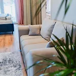 Prázdninová Rezidence - 2 Ložnice, 2 Terasy, 90m2 * Komarov