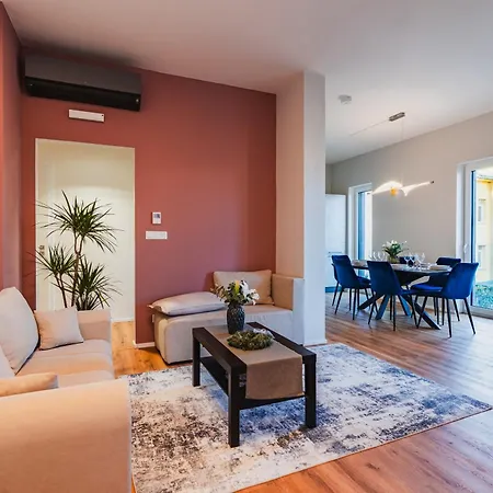 Prázdninová Rezidence - 2 Ložnice, 2 Terasy, 90m2 *