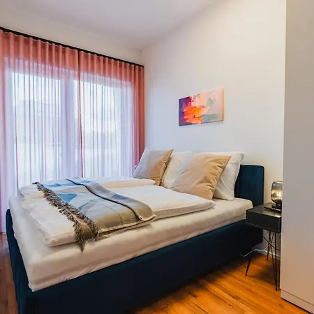 Prazdninova Rezidence - 2 Loznice, 2 Terasy, 90m2 * Komarov