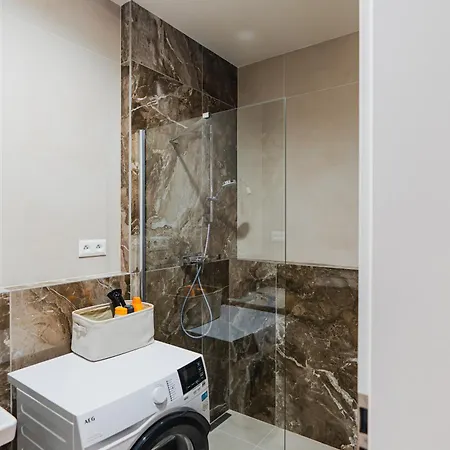 Prazdninova Rezidence - 2 Loznice, 2 Terasy, 90m2 * Komarov