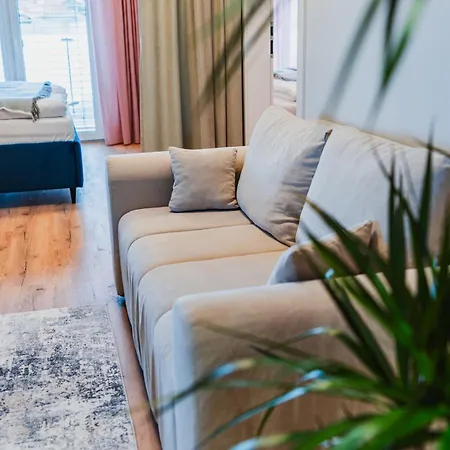 Prazdninova Rezidence - 2 Loznice, 2 Terasy, 90m2 * Komarov